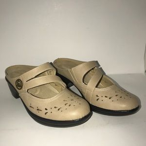 Easy Street Beige Womens Shoes 6.5 Sandal Heeded